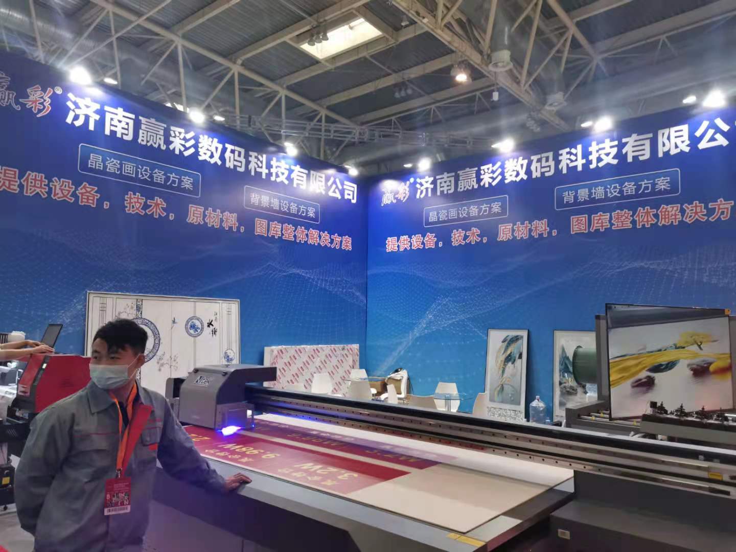北京展會(huì)的客戶來(lái)廠洽談UV打印機(jī)合作事宜